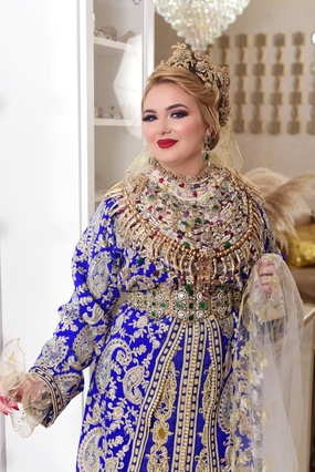 穿戴这个饰品的微胖白人美女图片